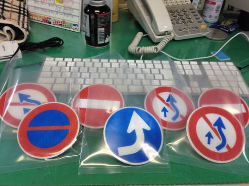 道路標識バッジ